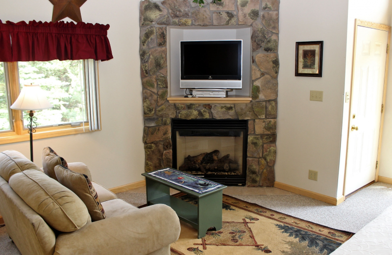 Fireplace living room at Sunnyside Knoll Resort.