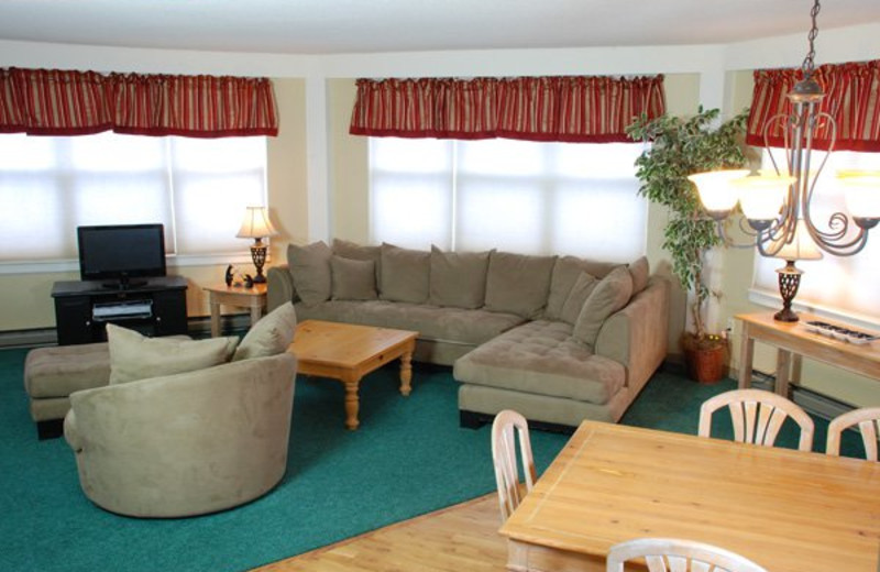 Guest living and dining room at Golden Eagle Lodge.