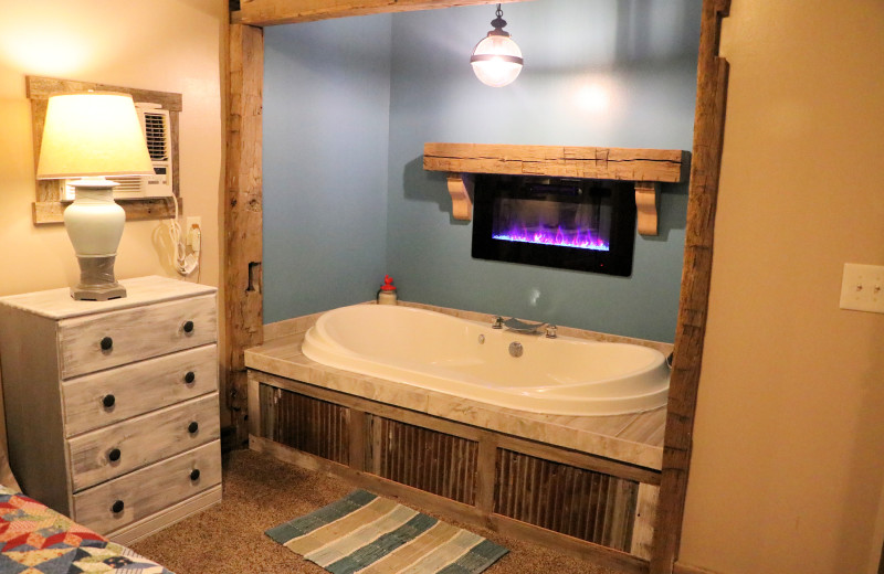 Cabin hot tub at Lynnhurst Family Resort.