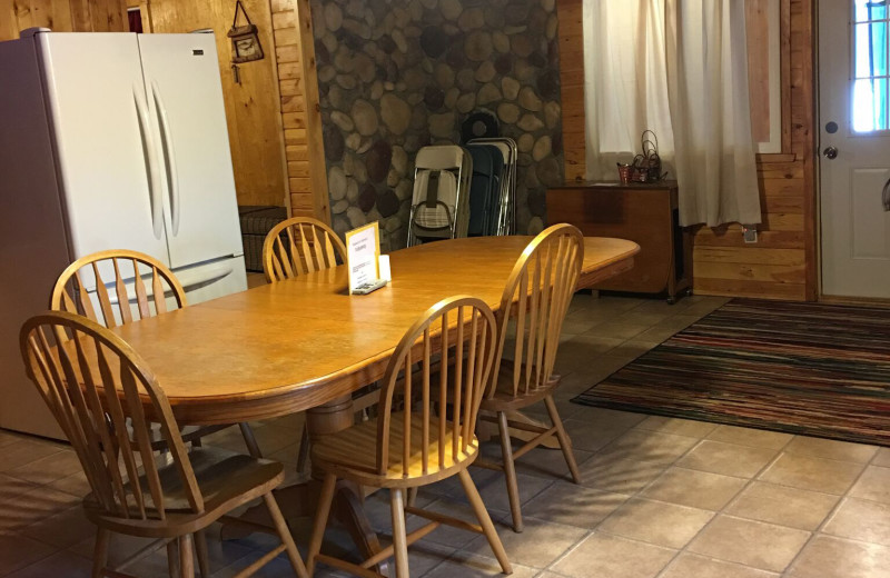 Cabin dining table at Linder's HideAway Cabins.