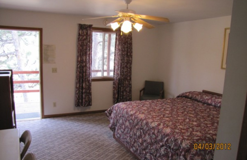 Guest room at Black Hills Cabins & Motel at Quail's Crossing.