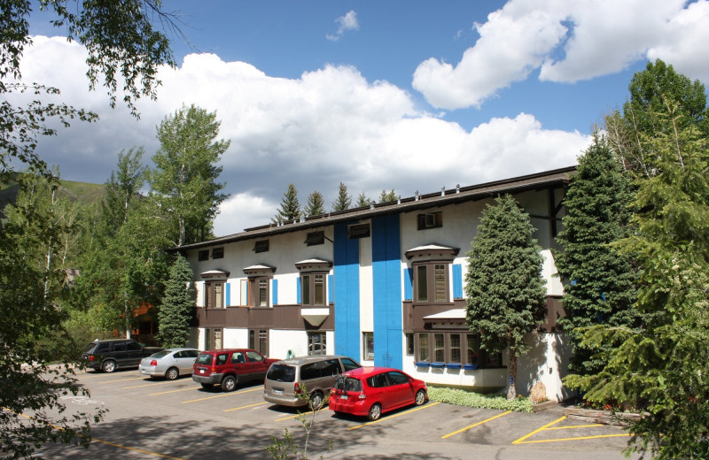 Exterior view of St. Moritz Lodge & Condominiums.