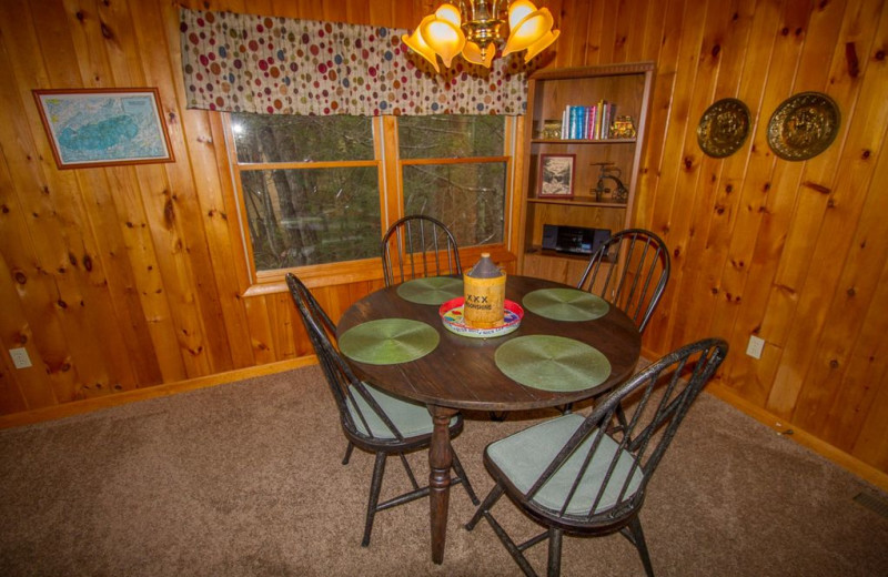 Rental dining room at Cobbly Nob Rentals.