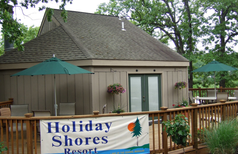 Exterior view of Holiday Shores Resort.