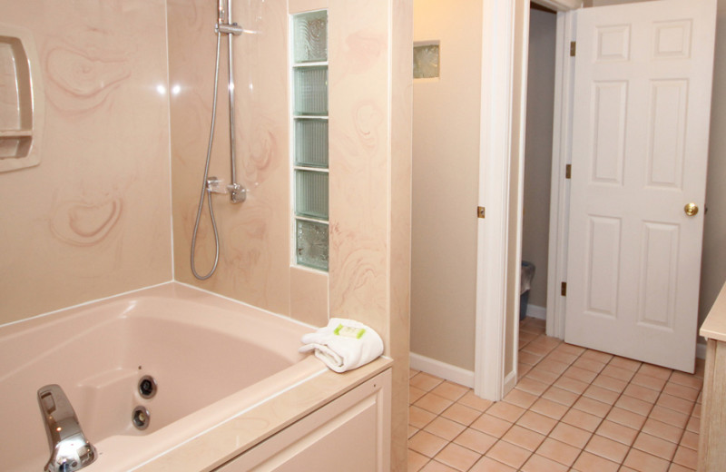 Guest bedroom at Streamside on Fall River.