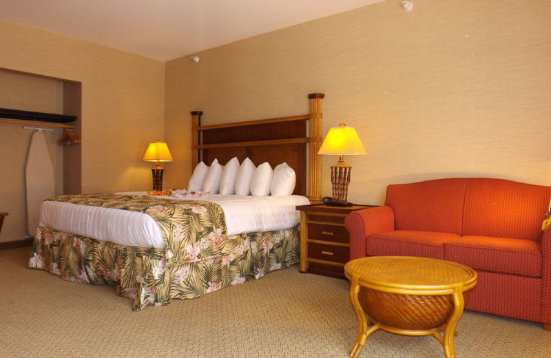 Guest room at Maui Sands Resort & Indoor Waterpark.