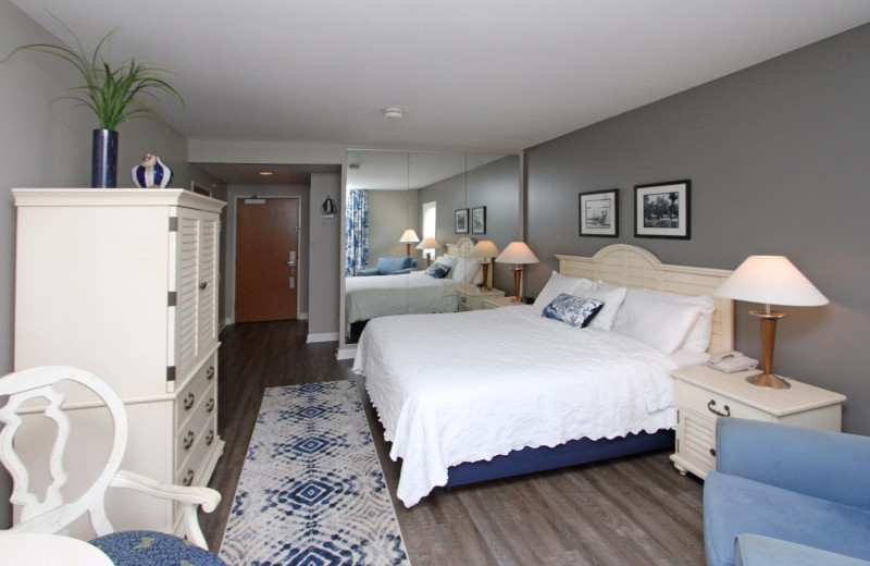 Guest room at Bay Pointe Inn Lakefront Resort.