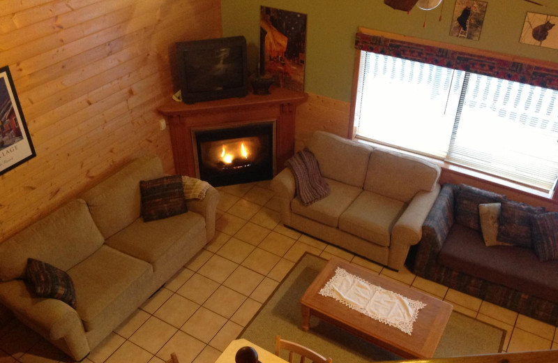 Guest living room at Bear's Lair Lodge.