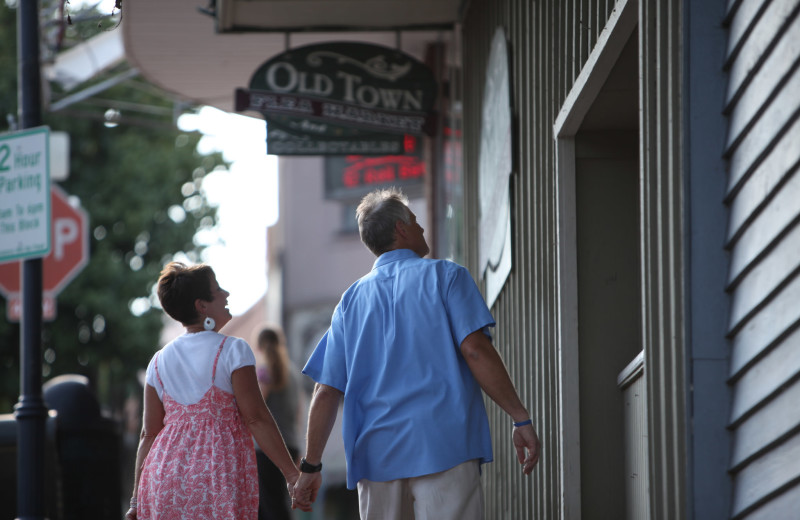 Couple shopping at Indian Point.