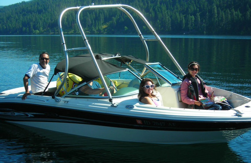 Family boating at Blue Diamond Marina & Resort.