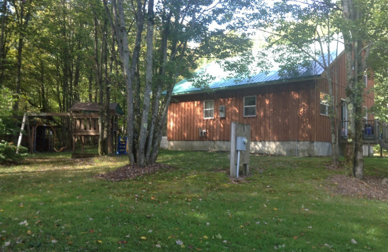 Exterior view of Knotting Pine Cabin.