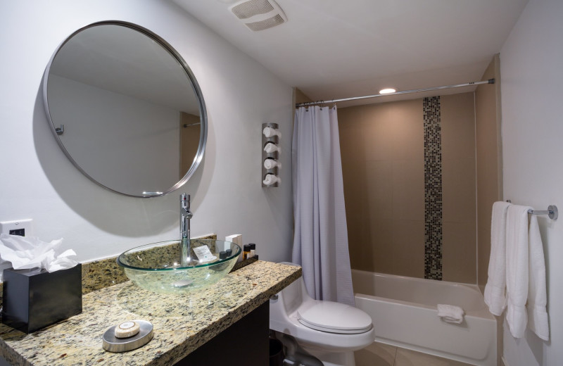 Guest bathroom at Bal Harbour Quarzo Luxury Boutique Hotel.