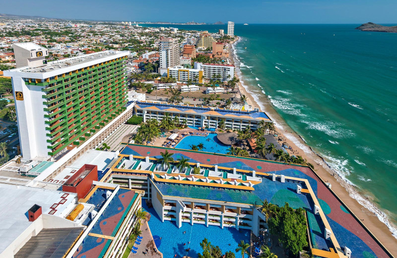 Exterior view of Castilla Beach Hotel.