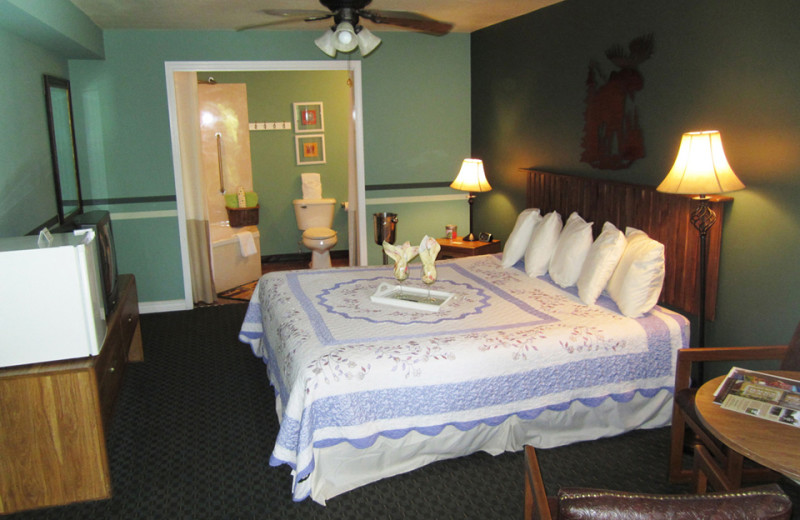 Guest bedroom at The Lodge At Eureka Springs.