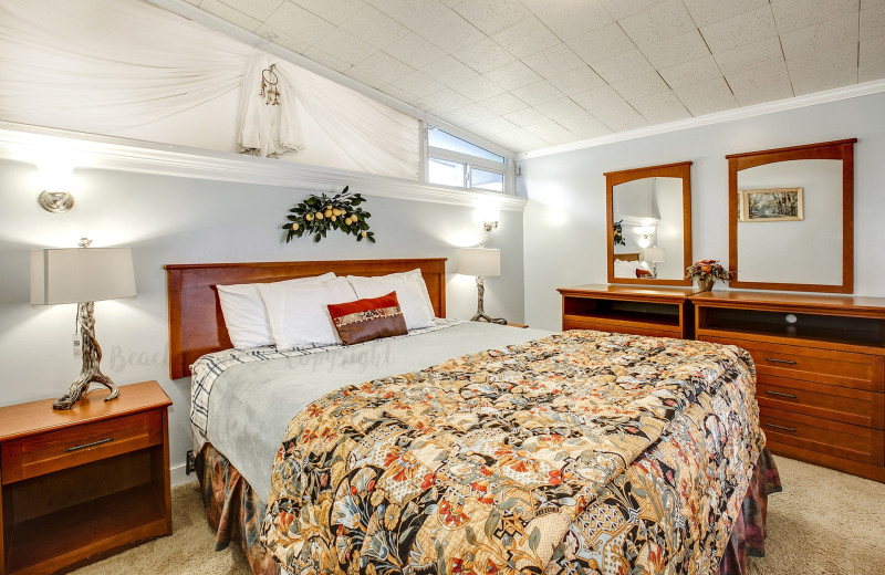 Guest bedroom at Beachwood Resort Condos.