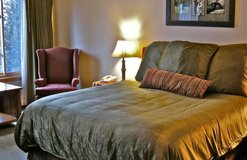 Guest bedroom at The Lodge at Sandpoint.