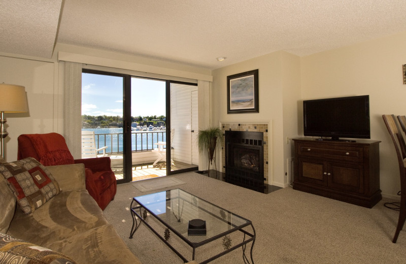 Guest living room at Edgewater Inn on the Harbor.