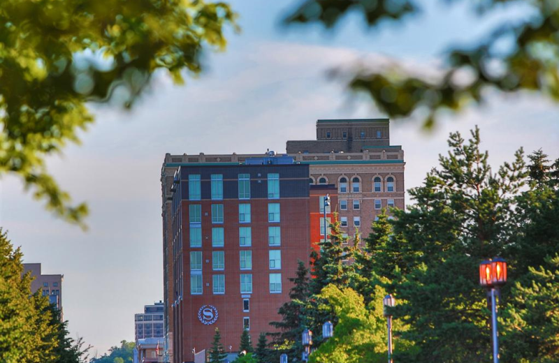 Exterior view of Sheraton Duluth Hotel.