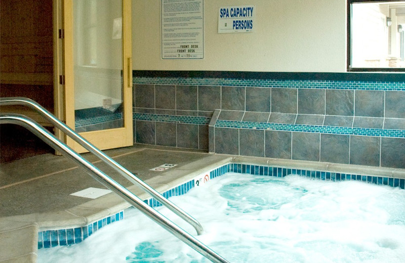 Hot tub at Beacon Pointe Resort.