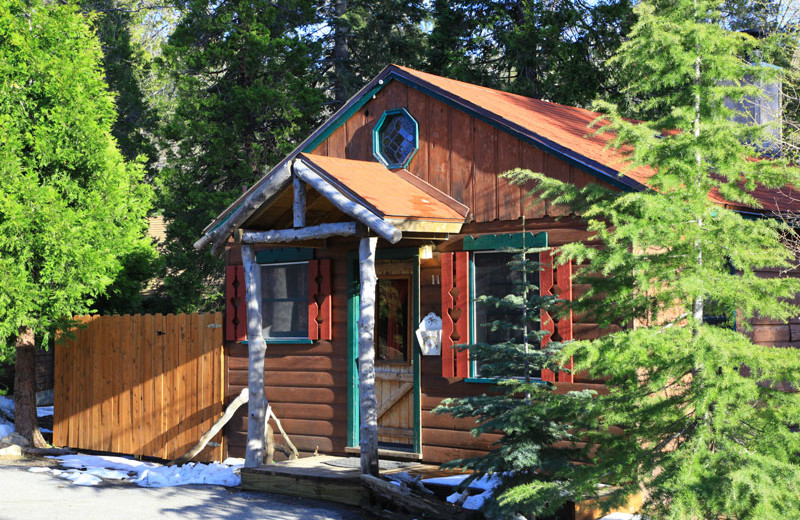 Cabin exterior at Arrowhead Pine Rose Cabins.