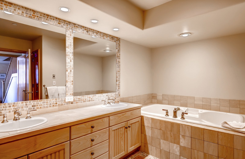 Guest bathroom at The Pines Lodge, A RockResort.