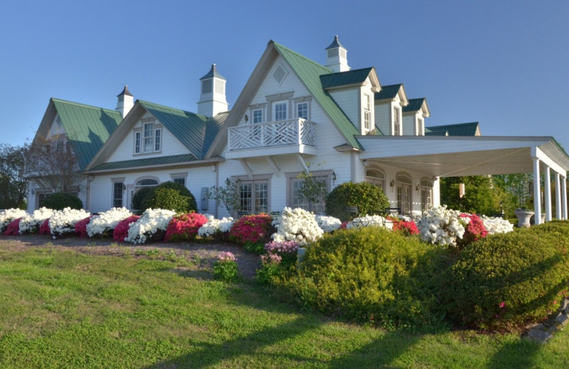 Exterior view of The Red Horse Inn.