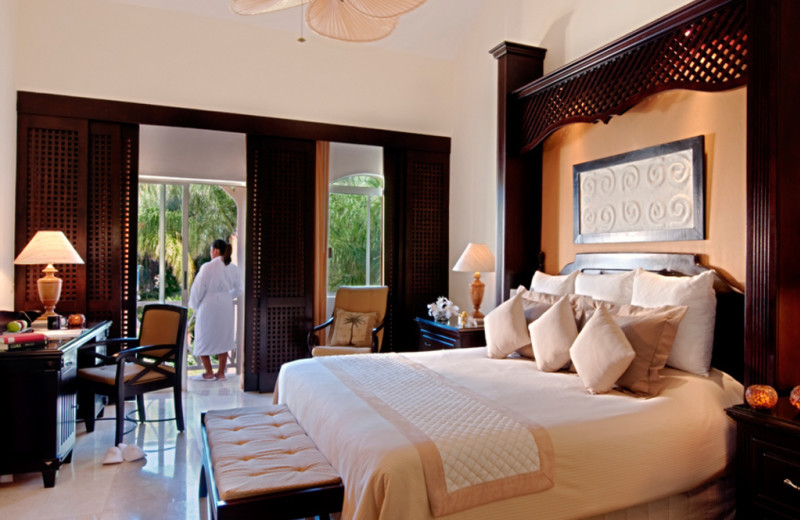 Guest room at Royal Hideaway Playacar.