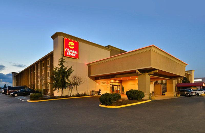 Exterior view of Clarion Hotel Federal Way.