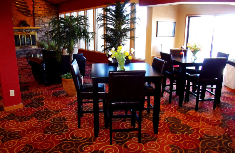Tables in lobby at Inn at Grand Glaize.