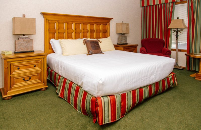 Courtyard Studio accommodation at Heather Lodge equipped with king bed.