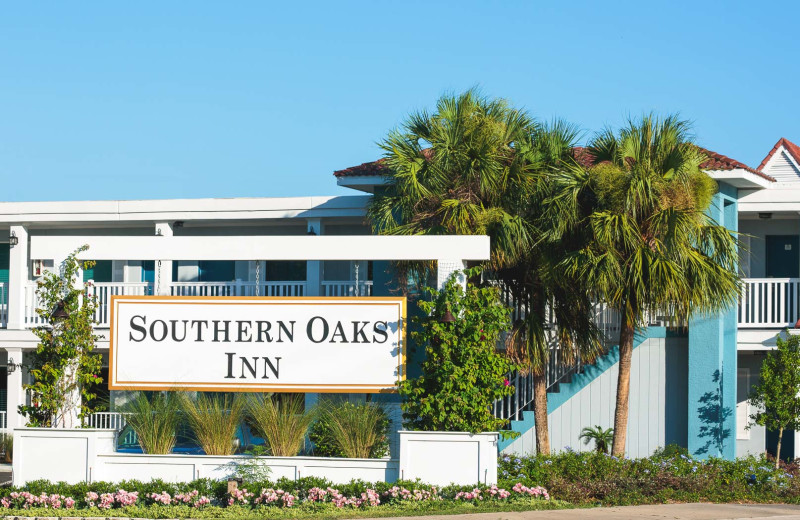 Exterior view of Southern Oaks Inn.