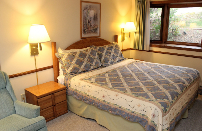 Suite bedroom at Sunnyside Knoll Resort.