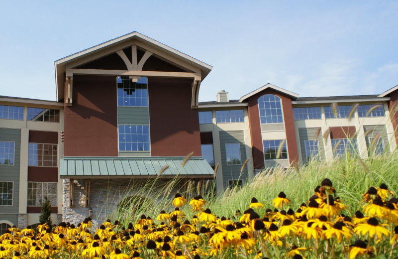 Exterior view of Holiday Inn Club Vacations Lake Geneva Resort.