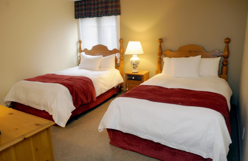 Guest bedroom at Rocky Crest Golf Resort.