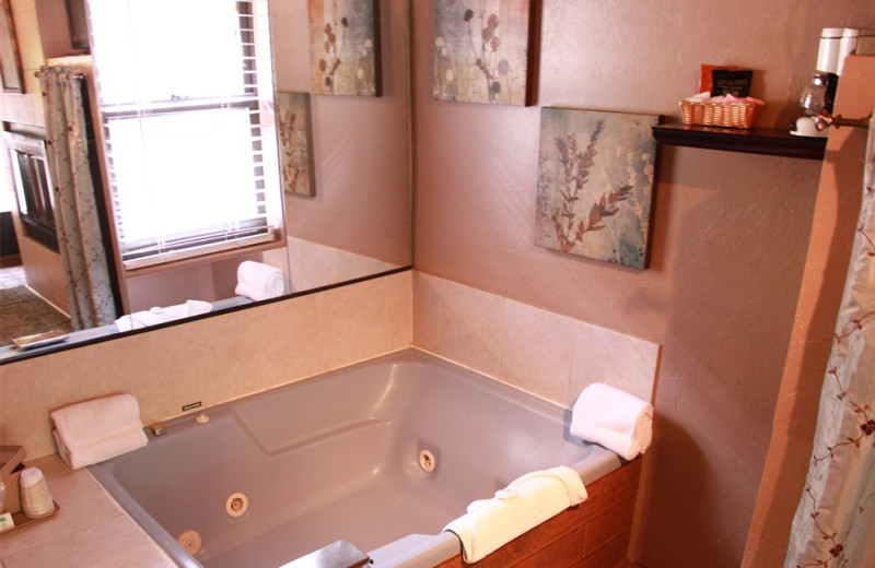 Bathroom tub at Old Creek Resort.