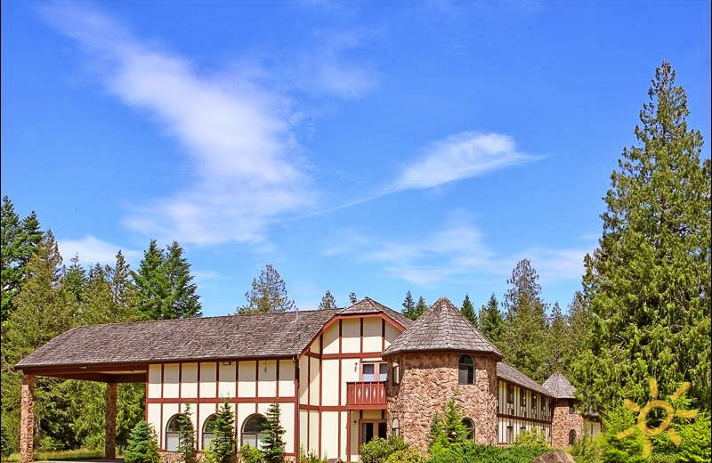 Exterior view of Packwood Lodge.