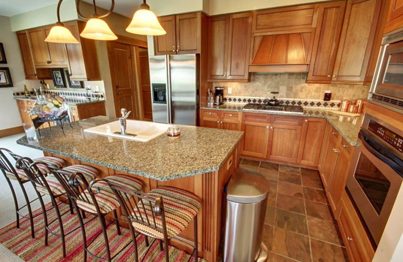 Vacation rental kitchen at SummitCove.