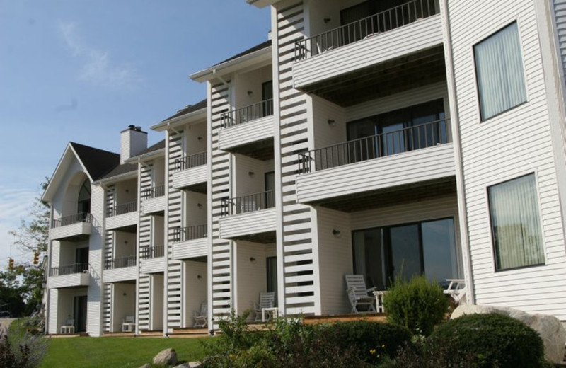 Exterior view of Edgewater Inn on the Harbor.