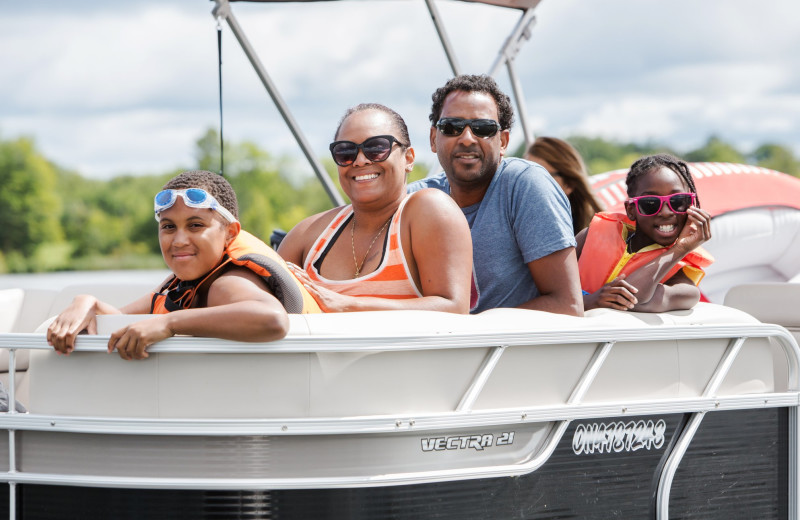 Family in pontoon at Great Blue Resorts- Woodland Estate Resort.