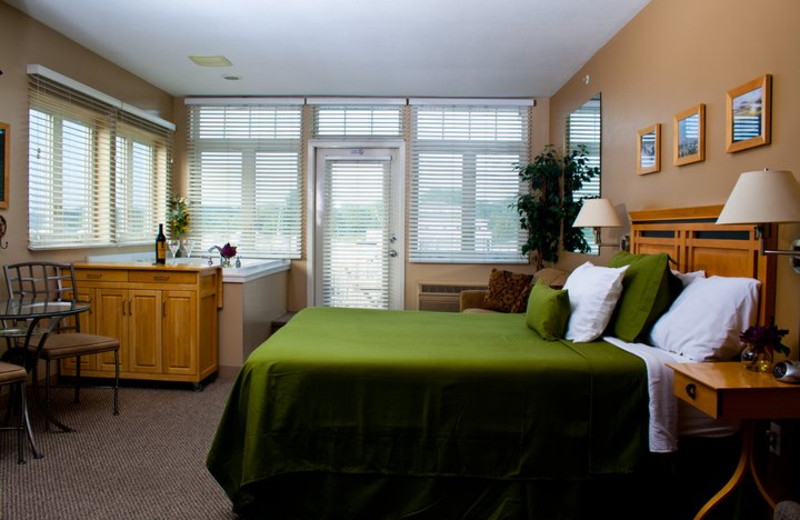 Jacuzzi guest room at Weathervane Inn.