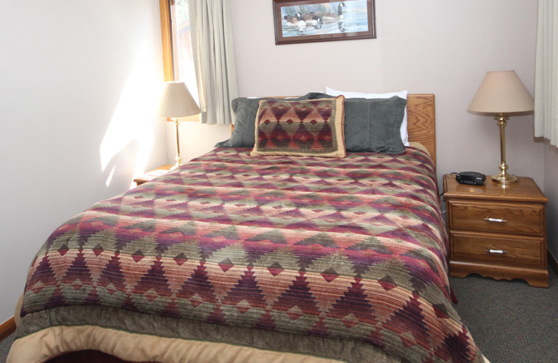 Guest bedroom at Streamside on Fall River.