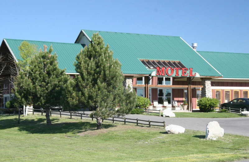Exterior view of Elkhorn Mountain Inn.