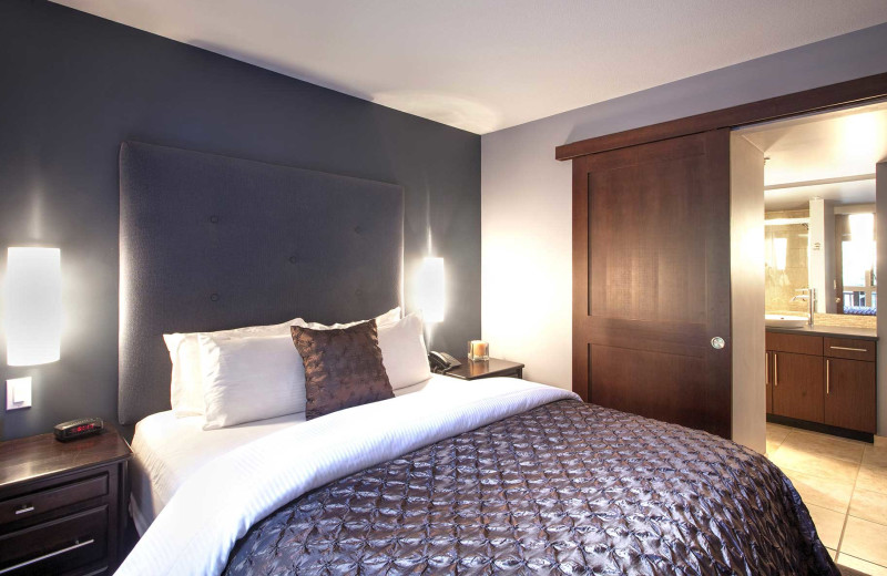 Guest bedroom at Sunrise Ridge Waterfront Resort.