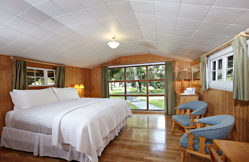 Cabin bedroom at Killarney Mountain Lodge.