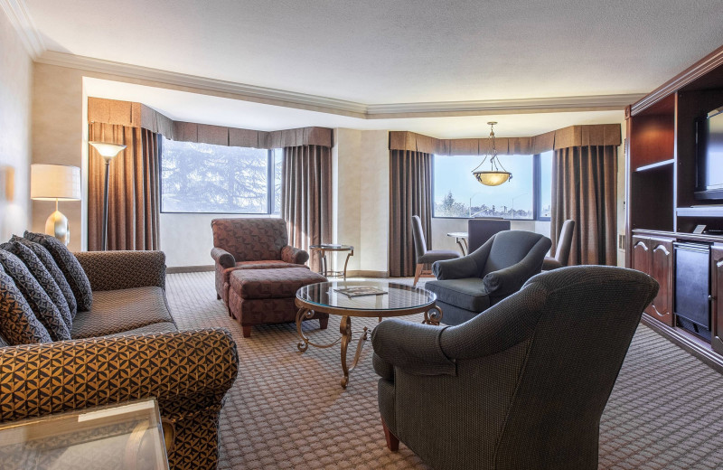 Guest room at Sacramento Marriott Rancho Cordova.