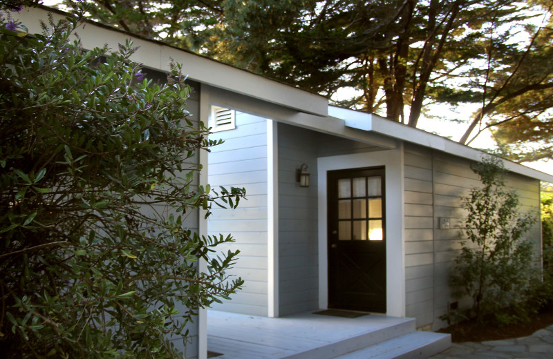 Exterior view of Agate Cove Inn.