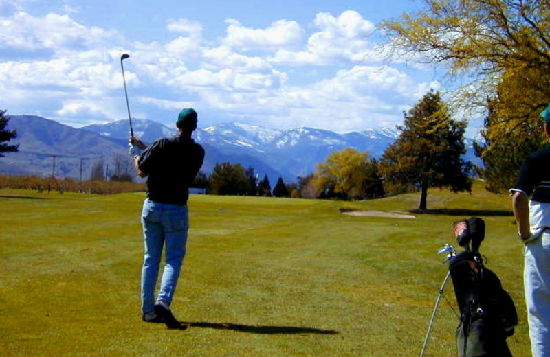 Playing golf at Lakeside Lodge & Suites.