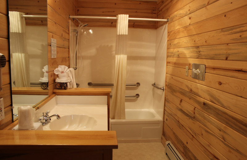 Guest bathroom at Georgetown Mountain Inn.