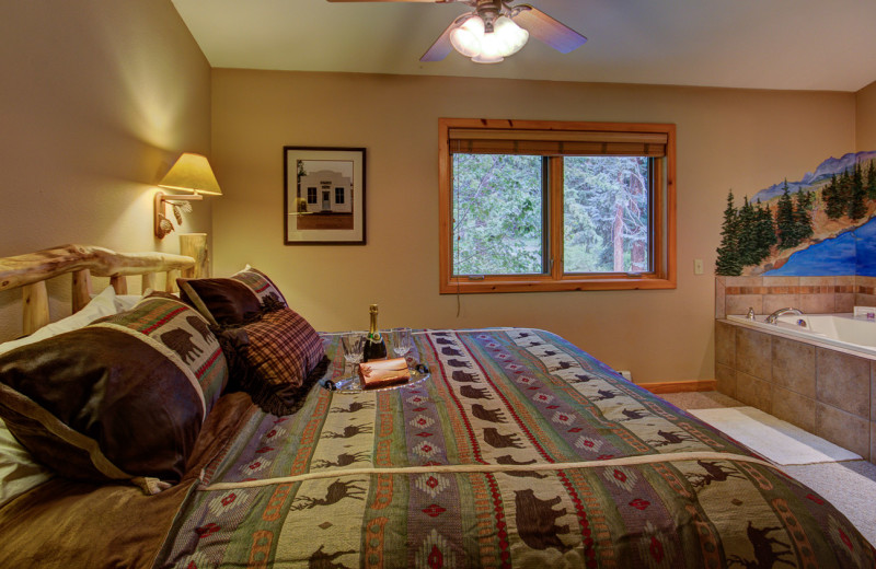 Guest bedroom at River Stone Resorts & Bear Paw Suites.