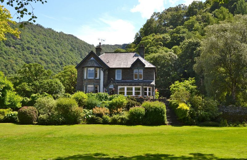 Exterior view of Leathes Head Hotel.